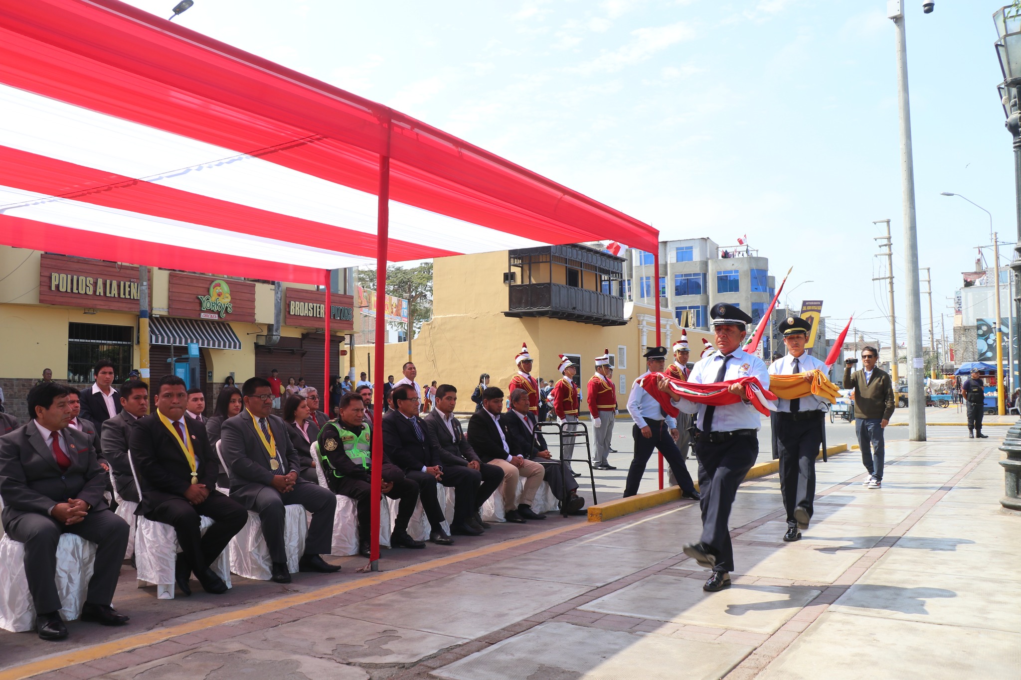 IZAMIENTO DEL PABELLÓN NACIONAL POR ANIVERSARIO DE LA I.E.P. TRIOLET