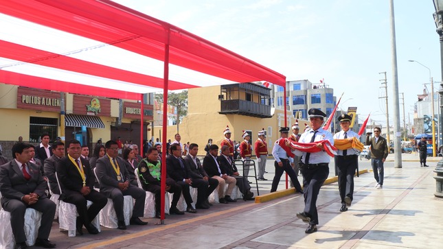 IZAMIENTO DEL PABELLÓN NACIONAL POR ANIVERSARIO DE LA I.E.P. TRIOLET