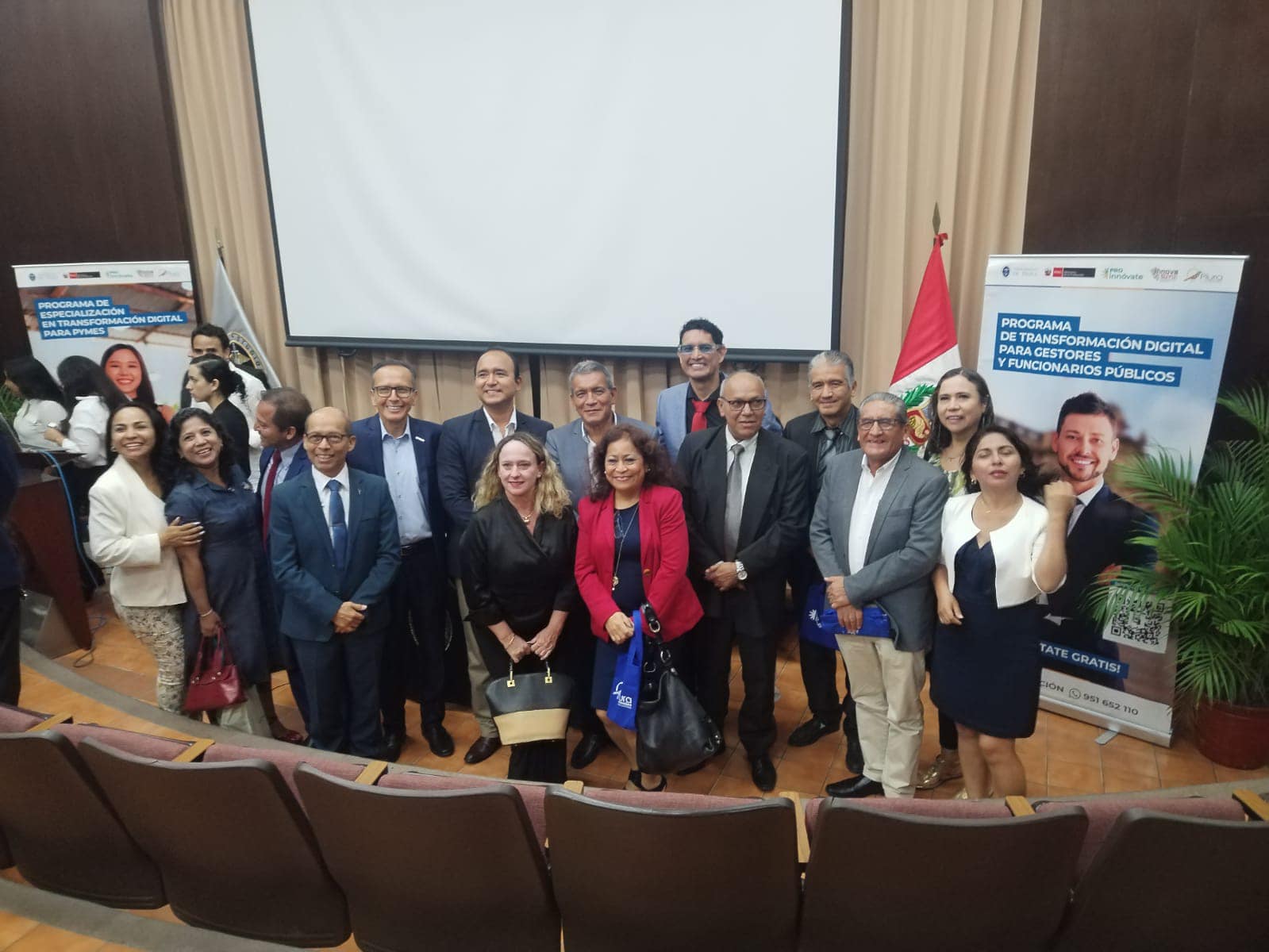 Alcalde asiste a ceremonia de clausura del Programa de Transformación Digital en la UDEP