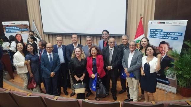 Alcalde asiste a ceremonia de clausura del Programa de Transformación Digital en la UDEP