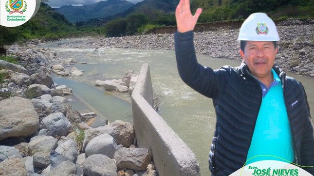 Alcalde de Cochabamba mostrando un canal de riego destruido