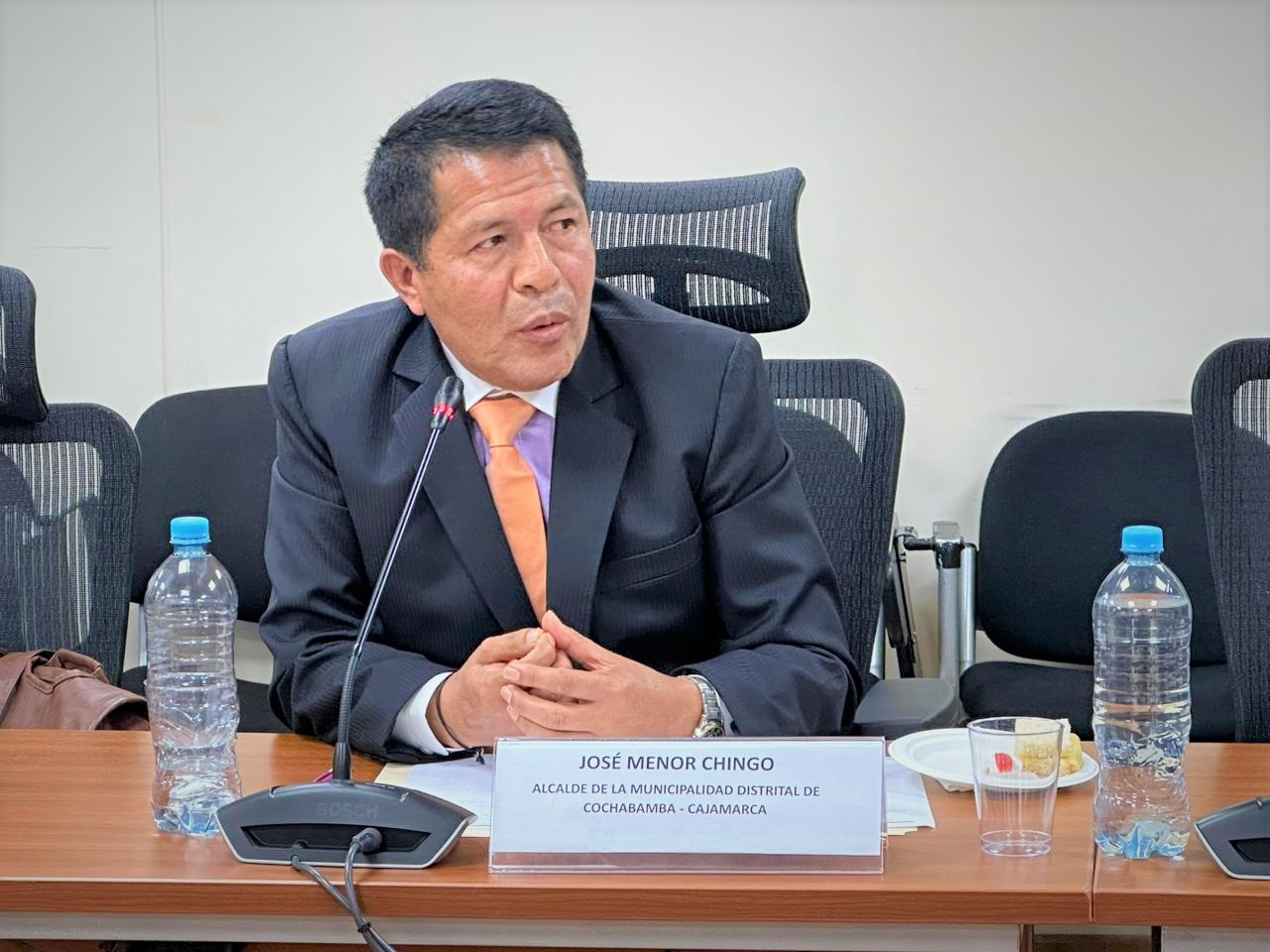 alcalde de Cochabamba participando en la mesa de trabajo.