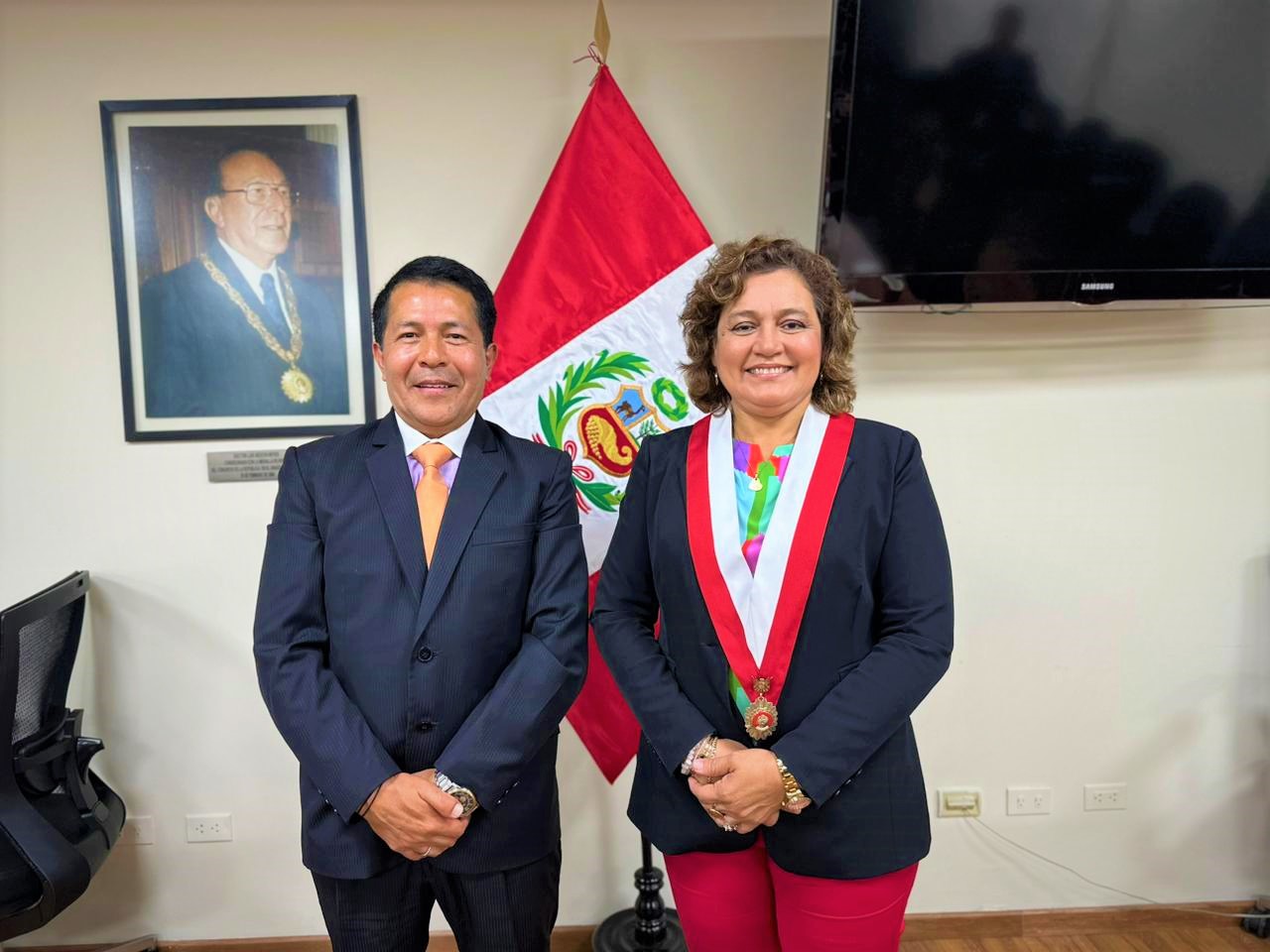 Alcalde de Cochabamba reunido con la congresista de la República, Silvia Monteza Facho.