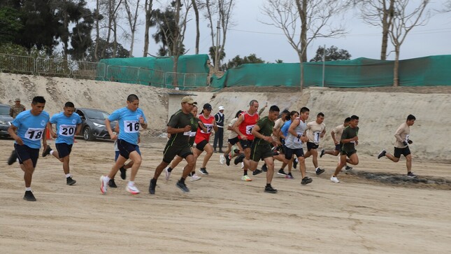 Deportistas militares compiten en desafiante triatlón 