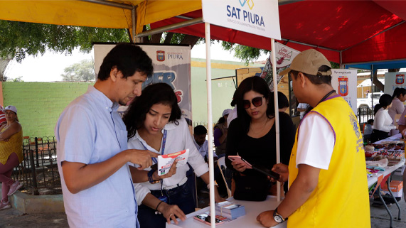 Imagen de atención a contribuyentes en feria