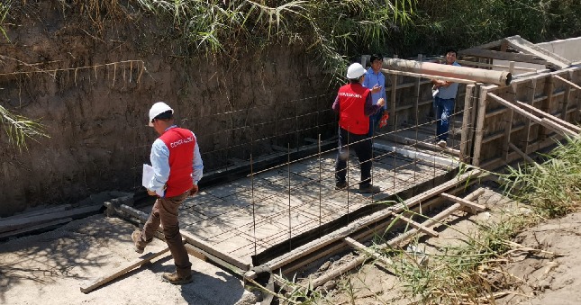 La Contraloría General de la República alertó la ejecución de trabajos vinculados a la solicitud de un adicional por el monto de S/ 1 159 267 que no cuenta con la aprobación de la Municipalidad Distrital de Changuillo, por carecer de sustento técnico, en la obra de rehabilitación del servicio de agua para riego del canal “La Angostura”, situada en la provincia de Nasca.