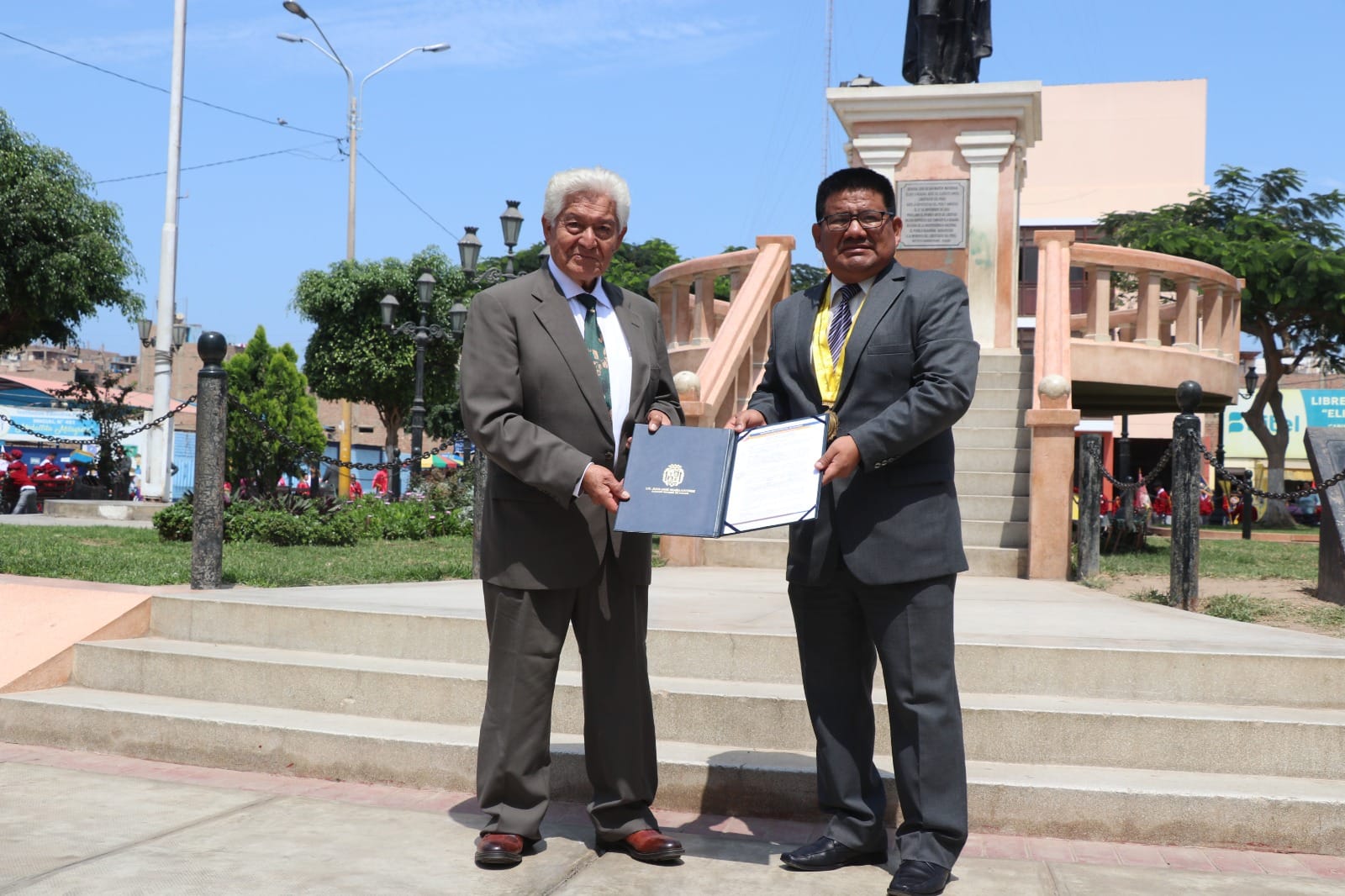 MUNICIPALIDAD DE HUAURA OTORGA RECONOCIMIENTO A MAXIMILIANO PORTUGAL RODRIGUEZ GERENTE GENERAL DE LA I.E. PRIVADA TRIOLET POR SU APORTE AL SECTOR EDUCATIVO