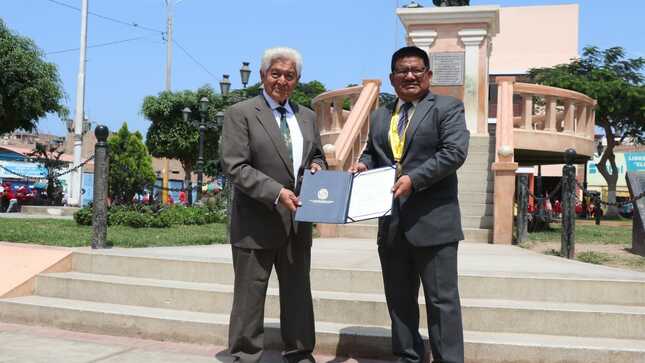 MUNICIPALIDAD DE HUAURA OTORGA RECONOCIMIENTO A MAXIMILIANO PORTUGAL RODRIGUEZ GERENTE GENERAL DE LA I.E. PRIVADA TRIOLET POR SU APORTE AL SECTOR EDUCATIVO
