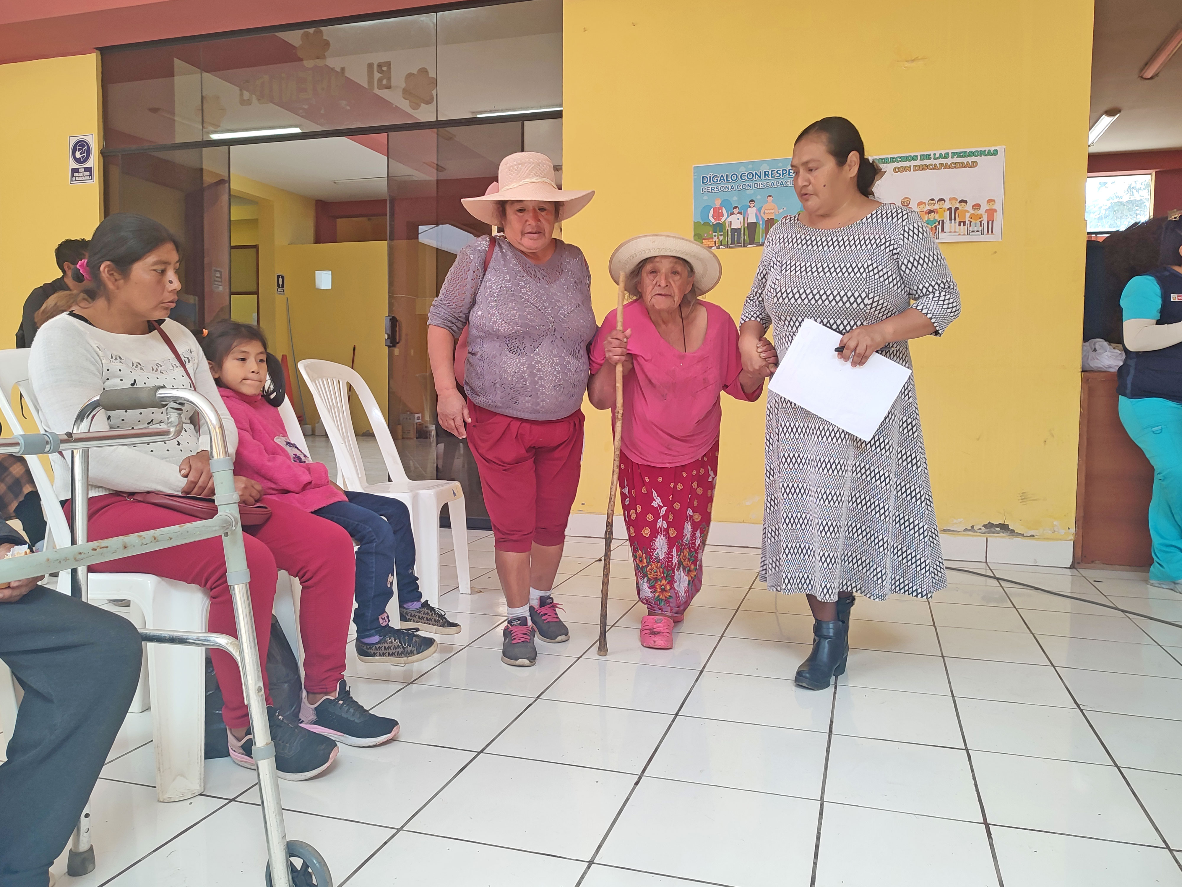 Personas con discapacidad asisten a campaña de certificación médica