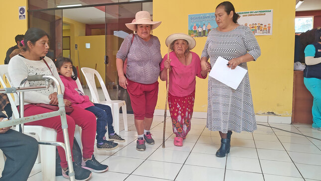Personas con discapacidad asisten a campaña de certificación médica