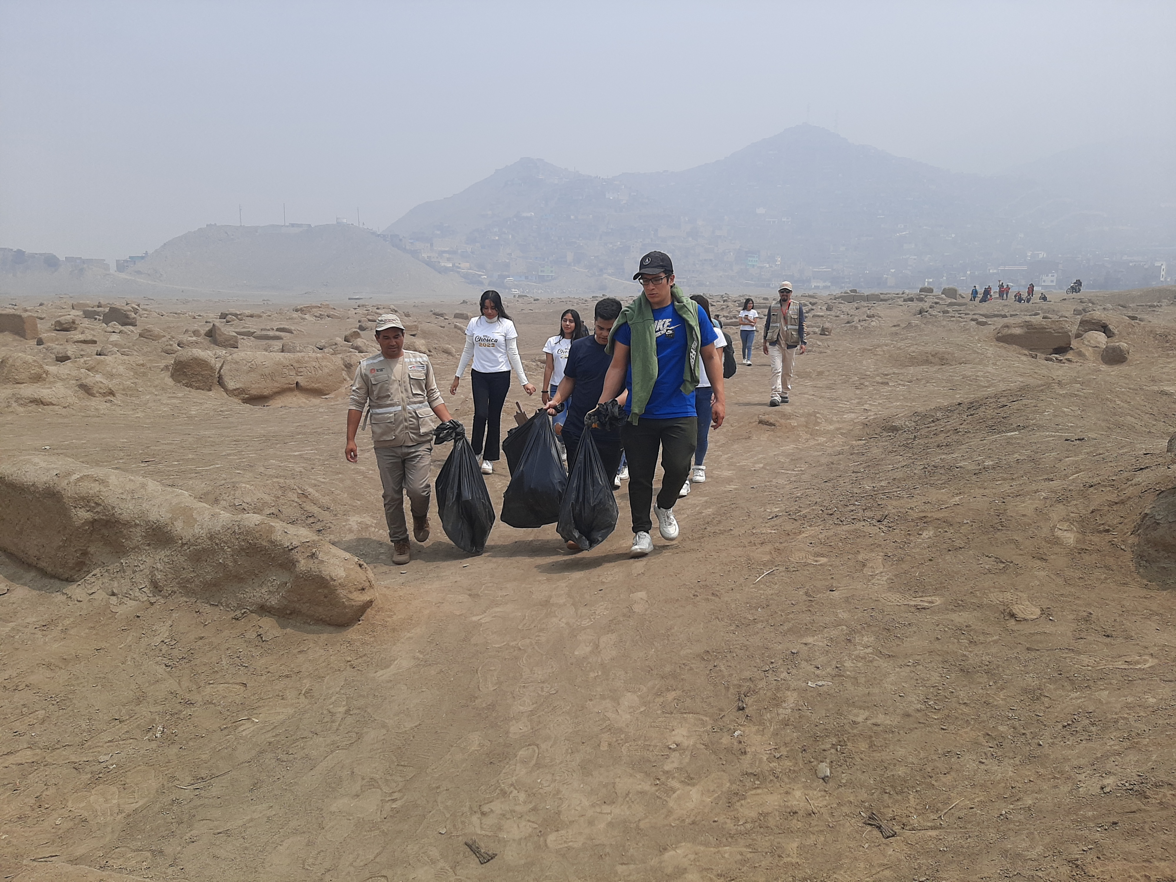Ministerio de Cultura realizó jornada de limpieza en la Zona Arqueológica Monumental de Cajamarquilla