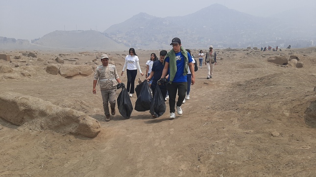 Ministerio de Cultura realizó jornada de limpieza en la Zona Arqueológica Monumental de Cajamarquilla