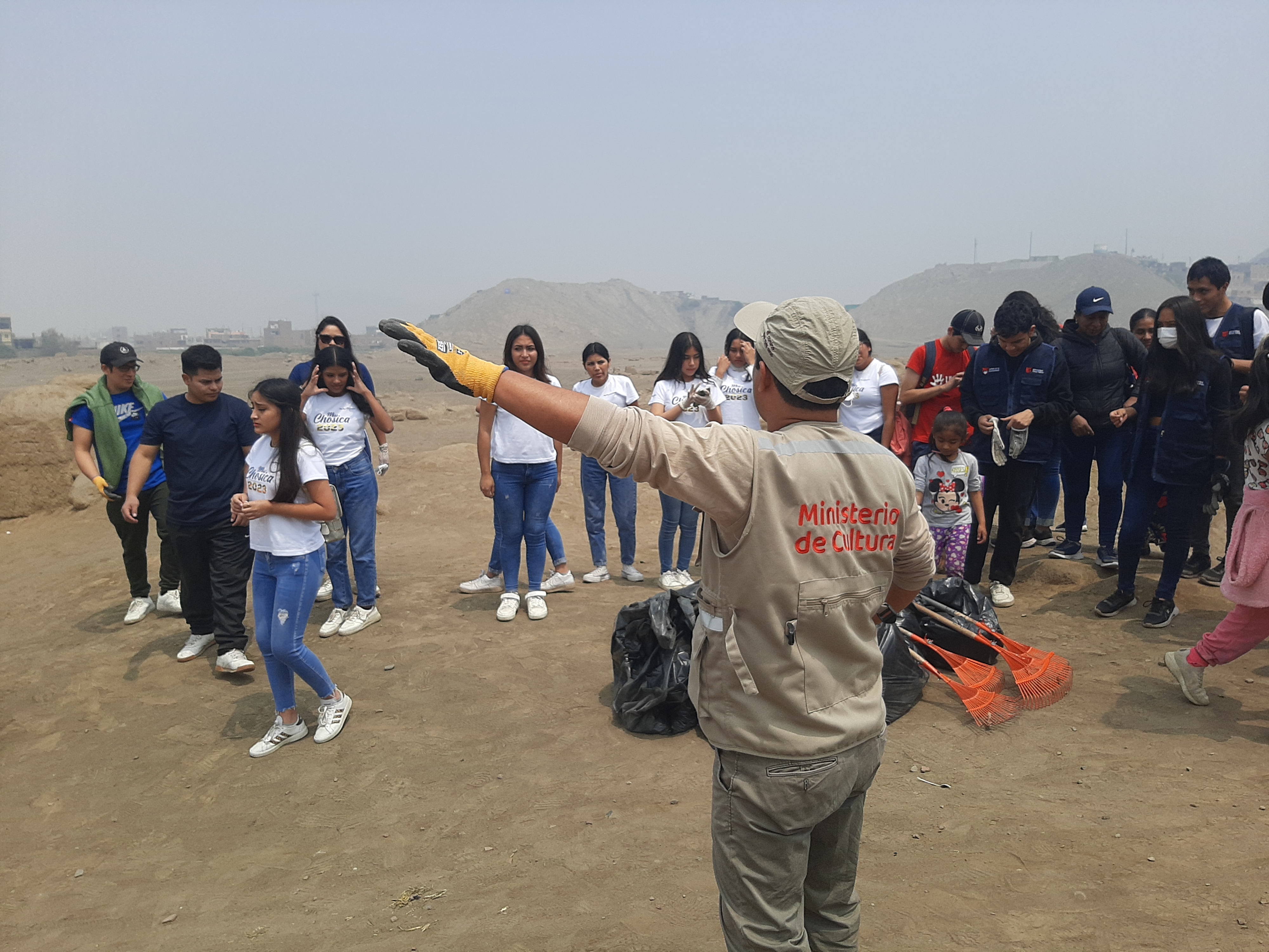 Ministerio de Cultura realizó jornada de limpieza en la Zona Arqueológica Monumental de Cajamarquilla