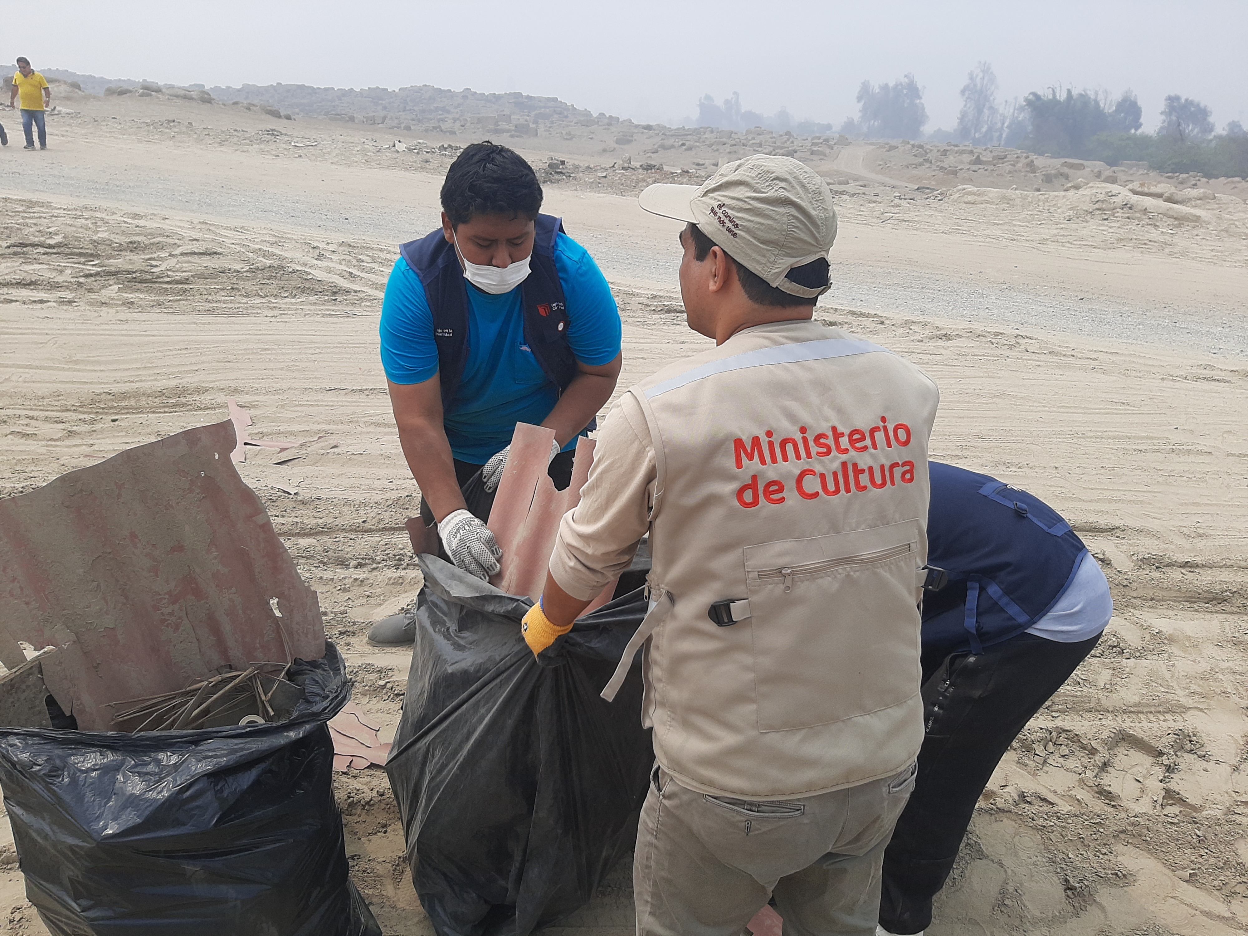 Ministerio de Cultura realizó jornada de limpieza en la Zona Arqueológica Monumental de Cajamarquilla