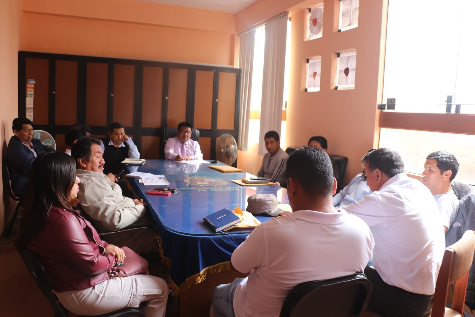 ALCALDE LIC. JUAN REAÑO Y DIRIGENTES DE LOS C.P CENTINELA, 3 DE MAYO, SANTA ROSA Y PAMPA CURA REALIZAN MESA DE TRABAJO RELACIONADO A LA ADMINISTRACIÓN DE LA ELECTRIFICACIÓN