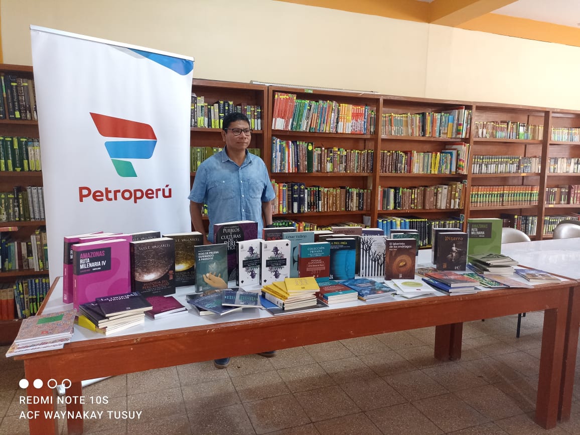 Entrega de libros por parte de Petroperú.