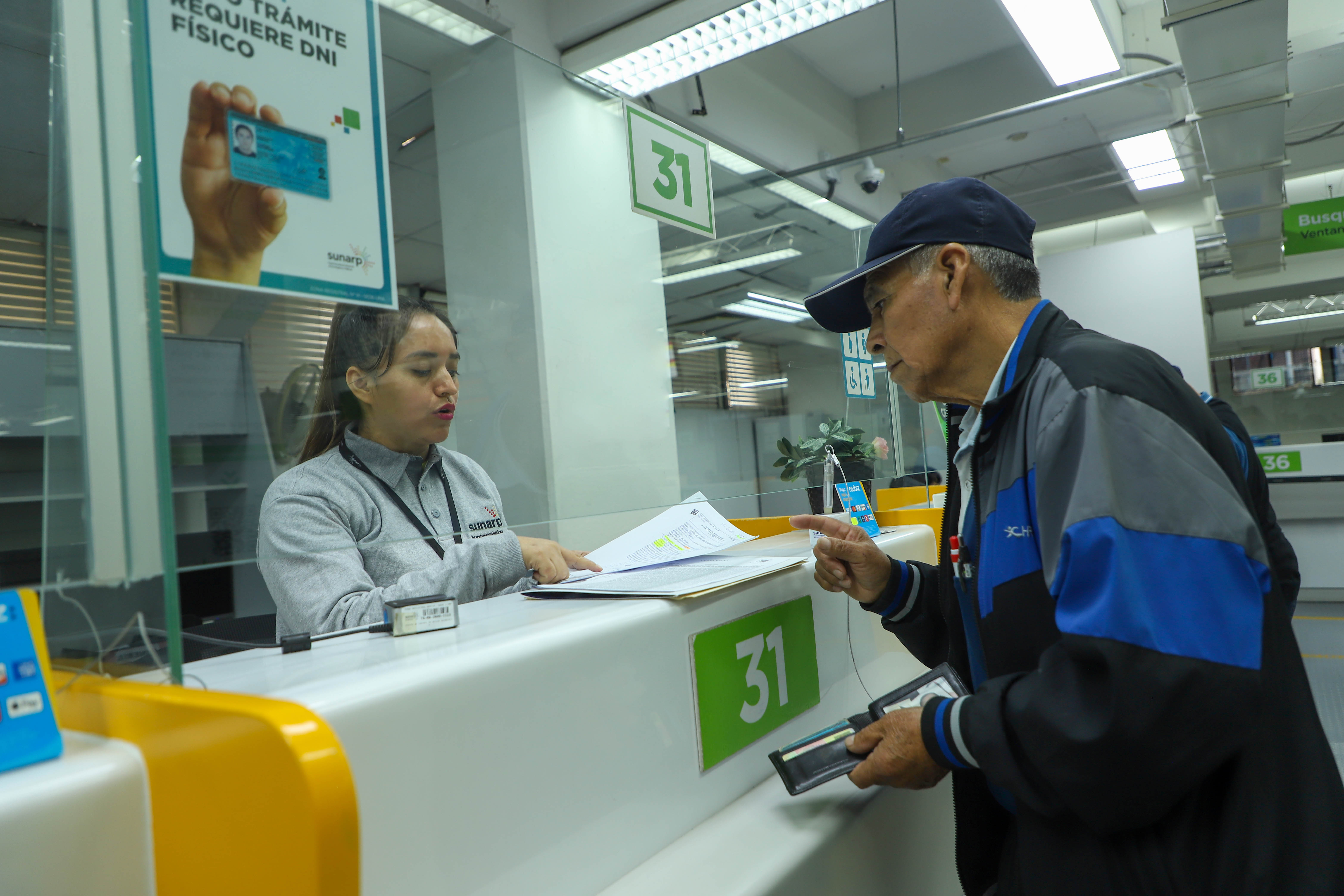 Foto de Persona siendo atendida en una oficina de la Sunarp