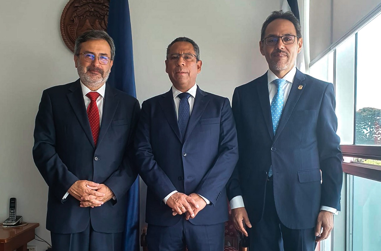 El presidente del Tribunal Constitucional (TC) del Perú, Francisco Morales; el director general del Centro de Estudios Constitucionales (CEC), magistrado Helder Domínguez; y el embajador del Perú en Costa Rica, Juan Jiménez Mayor.