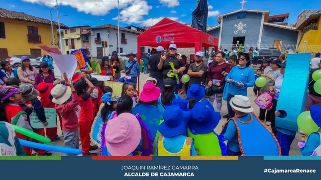 La Municipalidad Provincial de Cajamarca, a través de la gerencia de Desarrollo Ambiental con el programa EDUCA, la junta vecinal del sector San Pedro liderada por la vicepresidenta Mercy Geager y diferentes instituciones educativas, se llevó a cabo un pasacalle de concientización sobre el cuidado del agua frente a la época de estiaje y la preservación del medio ambiente. 
📢Es importante mencionar que, desde la comuna local, se viene impulsando acciones que mejoren el ornato de nuestra ciudad y la limpieza que esta requiere, además de tener identificadas zonas críticas que tendrán la intervención inmediata de nuestro personal. 
¡𝐂𝐮𝐢𝐝𝐚 𝐞𝐥 𝐚𝐠𝐮𝐚, 𝐧𝐨 𝐥𝐚 𝐝𝐞𝐬𝐩𝐞𝐫𝐝𝐢𝐜𝐢𝐞𝐬! 💧