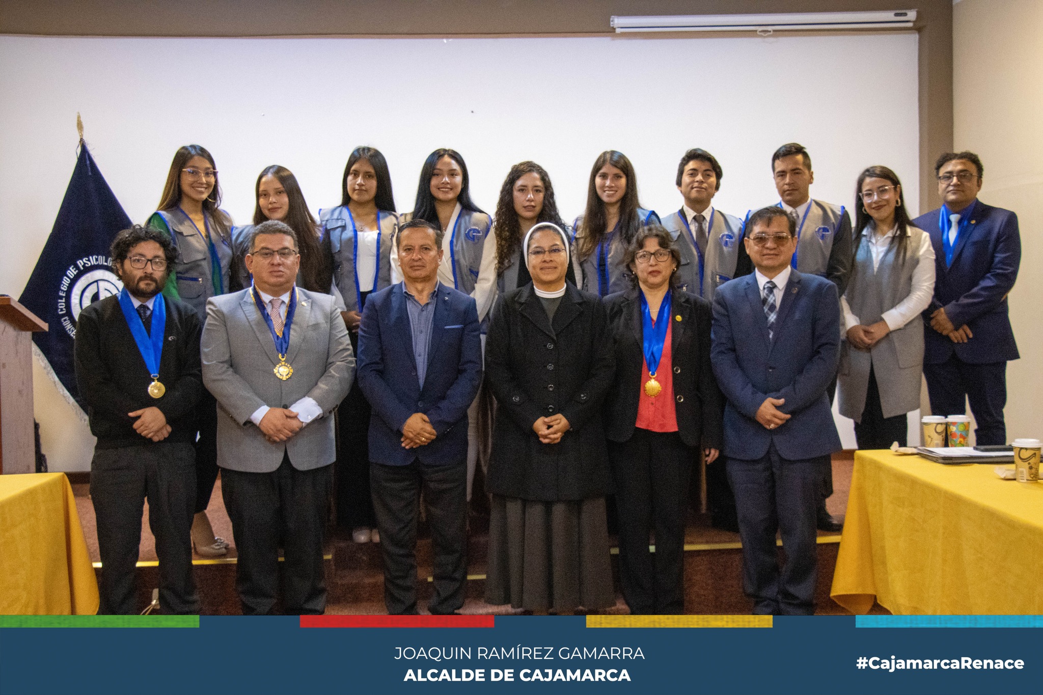 El gerente municipal, Wilder Narro, en representación del alcalde provincial, participó de la ceremonia de entrega e imposición de chalecos a la brigada azul del CDR XII.
✅Esta brigada tiene como objetivo de prestar atención psicológica gratuita debido a los elevados índices de ansiedad, depresión y conductas desadaptativas en los adolescentes de la localidad de Cajamarca. En ese mismo sentido, se conformó esta brigada que se encargará de guiar y ayudar a decenas de jóvenes teniendo en cuenta los altos índices que se presentan en nuestra localidad.
🤝Esta información fue recopilada por las atenciones que brinda el colegio de psicólogos de Cajamarca, que preocupado con la salud mental de la población, realizó una alianza interinstitucional con la Municipalidad Provincial de Cajamarca y mas de una decena de instituciones educativas.