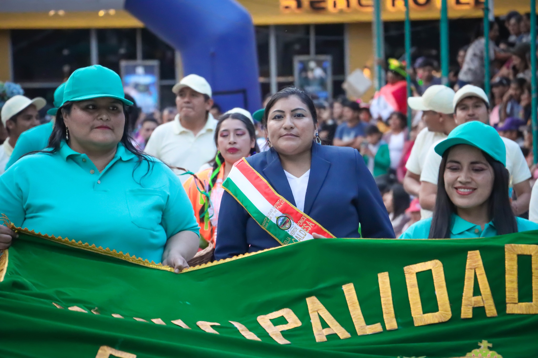ISHANCA PARA TODOS || Promoviendo nuestra cultura e identidad, los pillahuinos nos hicimos presente en el Desfile Folclórico 2023, desarrollado como parte de las actividades por el 484 aniversario de Huánuco.
La delegación estuvo liderada por la alcaldesa Delia Verde Ponce, quien, acompañada de regidores y funcionarios de la Municipalidad Distrital de San Pablo de Pillao, ofreció la danza Carnaval de Pillao, cuya principal característica es el uso de la ishanca.