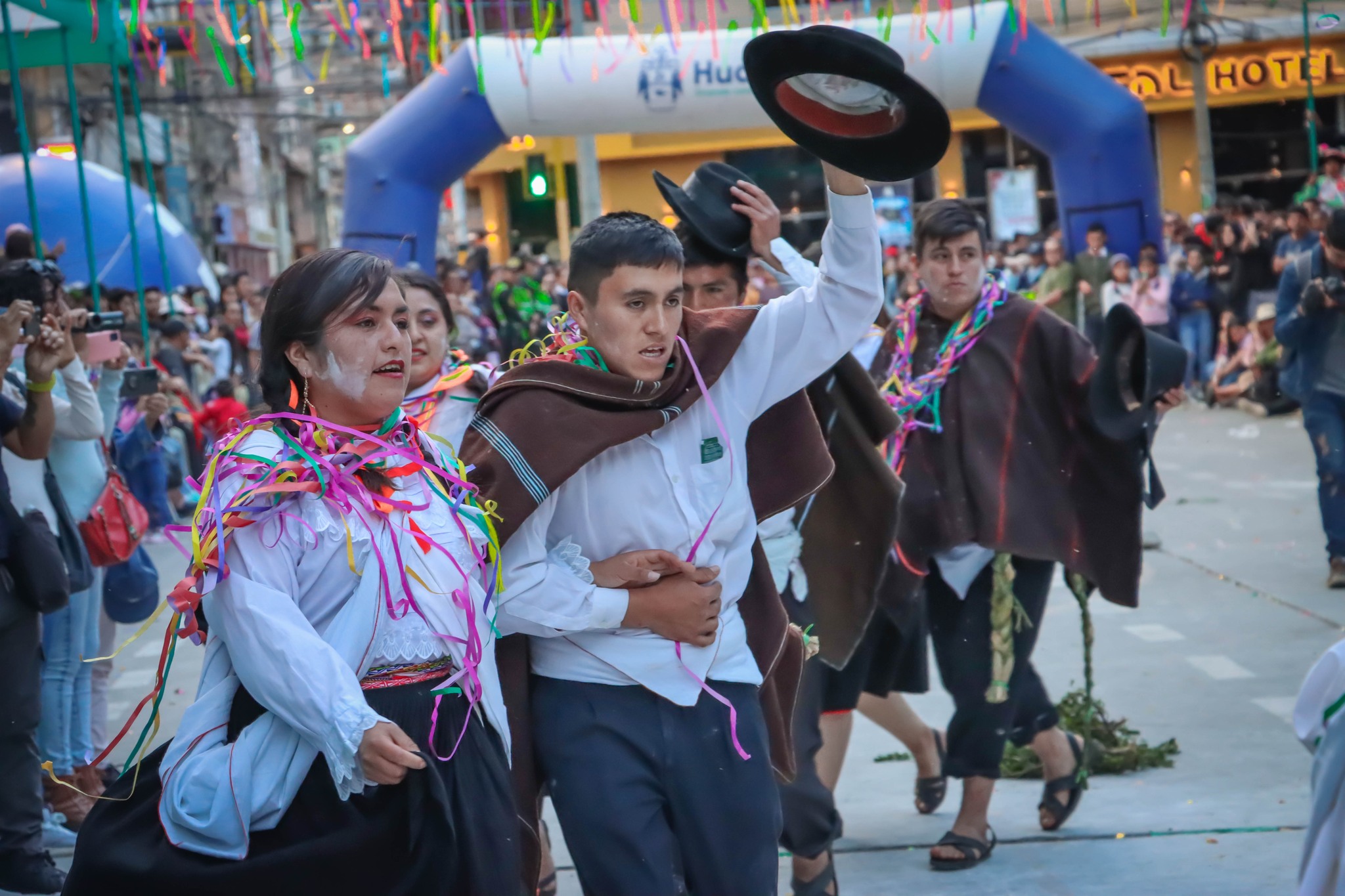 ISHANCA PARA TODOS || Promoviendo nuestra cultura e identidad, los pillahuinos nos hicimos presente en el Desfile Folclórico 2023, desarrollado como parte de las actividades por el 484 aniversario de Huánuco.
La delegación estuvo liderada por la alcaldesa Delia Verde Ponce, quien, acompañada de regidores y funcionarios de la Municipalidad Distrital de San Pablo de Pillao, ofreció la danza Carnaval de Pillao, cuya principal característica es el uso de la ishanca.