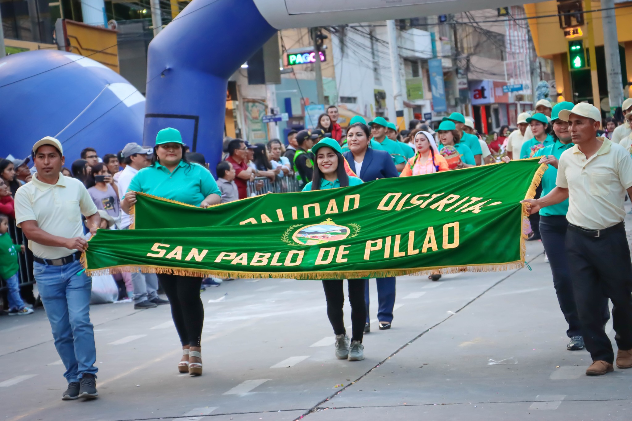 ISHANCA PARA TODOS || Promoviendo nuestra cultura e identidad, los pillahuinos nos hicimos presente en el Desfile Folclórico 2023, desarrollado como parte de las actividades por el 484 aniversario de Huánuco.
La delegación estuvo liderada por la alcaldesa Delia Verde Ponce, quien, acompañada de regidores y funcionarios de la Municipalidad Distrital de San Pablo de Pillao, ofreció la danza Carnaval de Pillao, cuya principal característica es el uso de la ishanca.