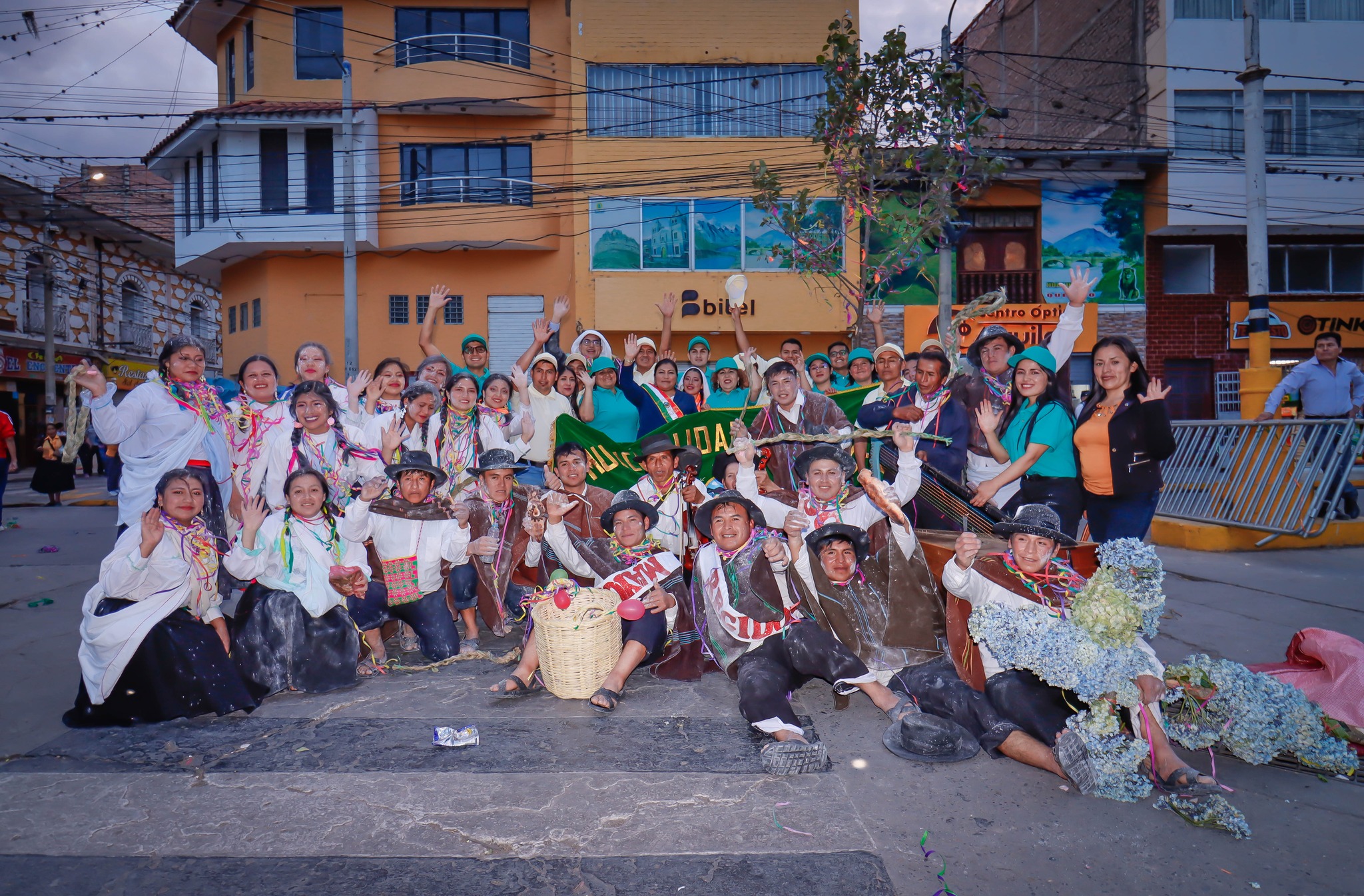 ISHANCA PARA TODOS || Promoviendo nuestra cultura e identidad, los pillahuinos nos hicimos presente en el Desfile Folclórico 2023, desarrollado como parte de las actividades por el 484 aniversario de Huánuco.
La delegación estuvo liderada por la alcaldesa Delia Verde Ponce, quien, acompañada de regidores y funcionarios de la Municipalidad Distrital de San Pablo de Pillao, ofreció la danza Carnaval de Pillao, cuya principal característica es el uso de la ishanca.