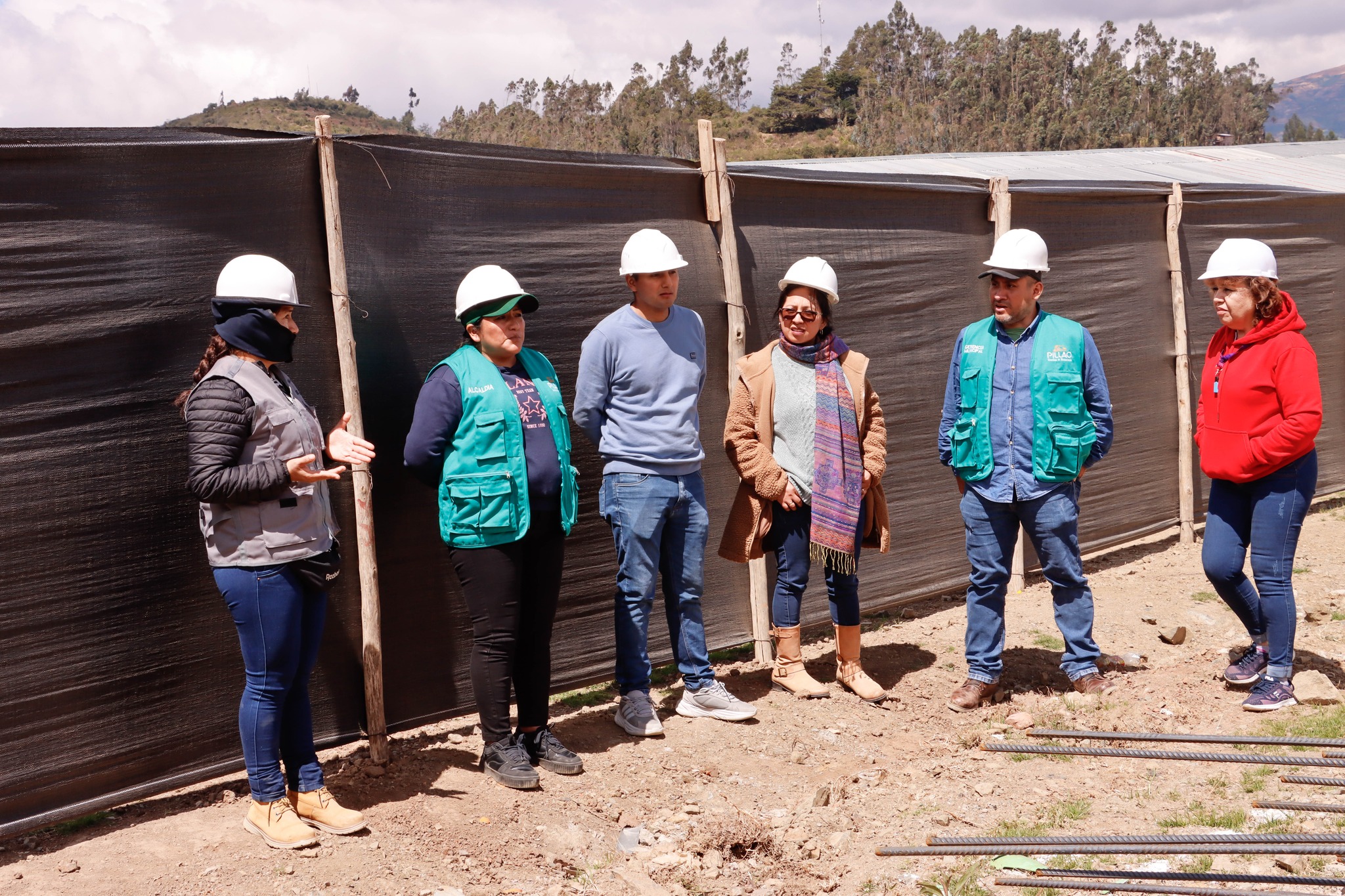 La alcaldesa Delia Verde Ponce, acompañada de funcionarios y técnicos de la comuna pillahuina, realizó una visita inopinada a la obra de la construcción del palacio municipal. La inspección se realizó con la finalidad de constatar que se utilice material de calidad y se cumpla con lo estipulado en el expediente técnico.