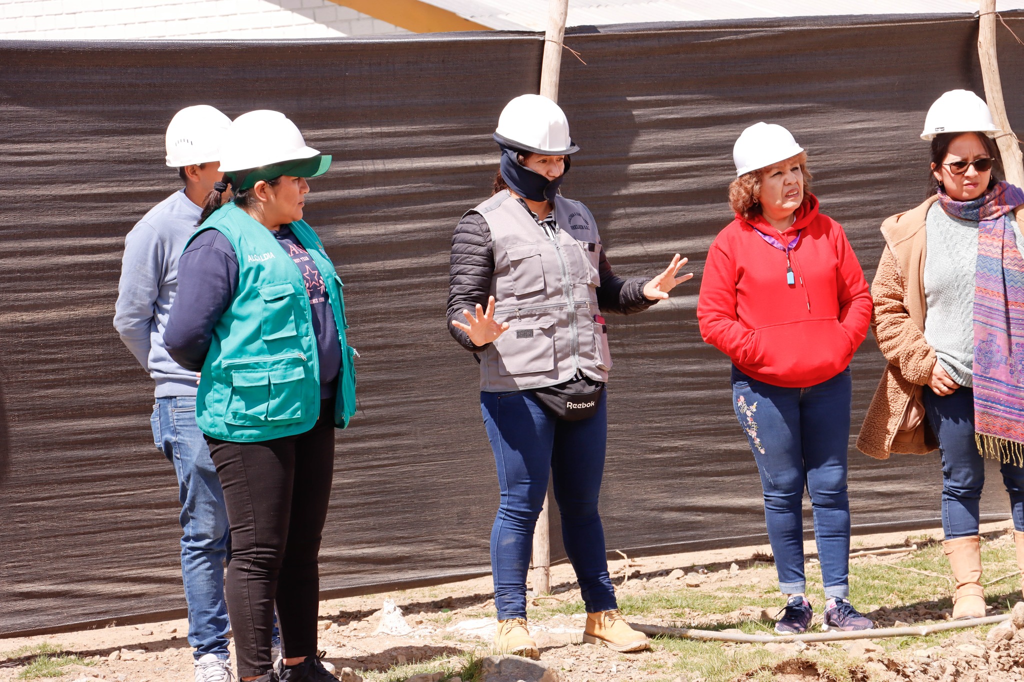 La alcaldesa Delia Verde Ponce, acompañada de funcionarios y técnicos de la comuna pillahuina, realizó una visita inopinada a la obra de la construcción del palacio municipal. La inspección se realizó con la finalidad de constatar que se utilice material de calidad y se cumpla con lo estipulado en el expediente técnico.