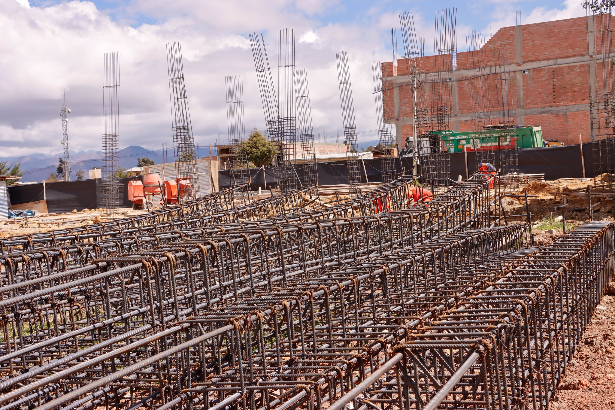 La alcaldesa Delia Verde Ponce, acompañada de funcionarios y técnicos de la comuna pillahuina, realizó una visita inopinada a la obra de la construcción del palacio municipal. La inspección se realizó con la finalidad de constatar que se utilice material de calidad y se cumpla con lo estipulado en el expediente técnico.