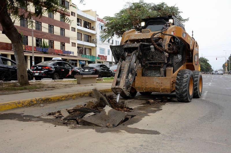 La Municipalidad de Trujillo ha iniciado el parchado de pistas en la ruta del corso primaveral, que será este fin de mes.