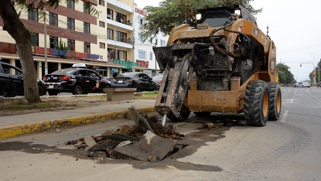 La Municipalidad de Trujillo ha iniciado el parchado de pistas en la ruta del corso primaveral, que será este fin de mes.