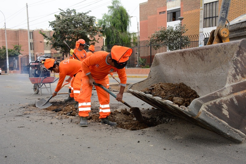 Se trabaja por administración directa, en dos turnos, con personal municipal de mantenimiento vial y maquinaria pesada alquilada.