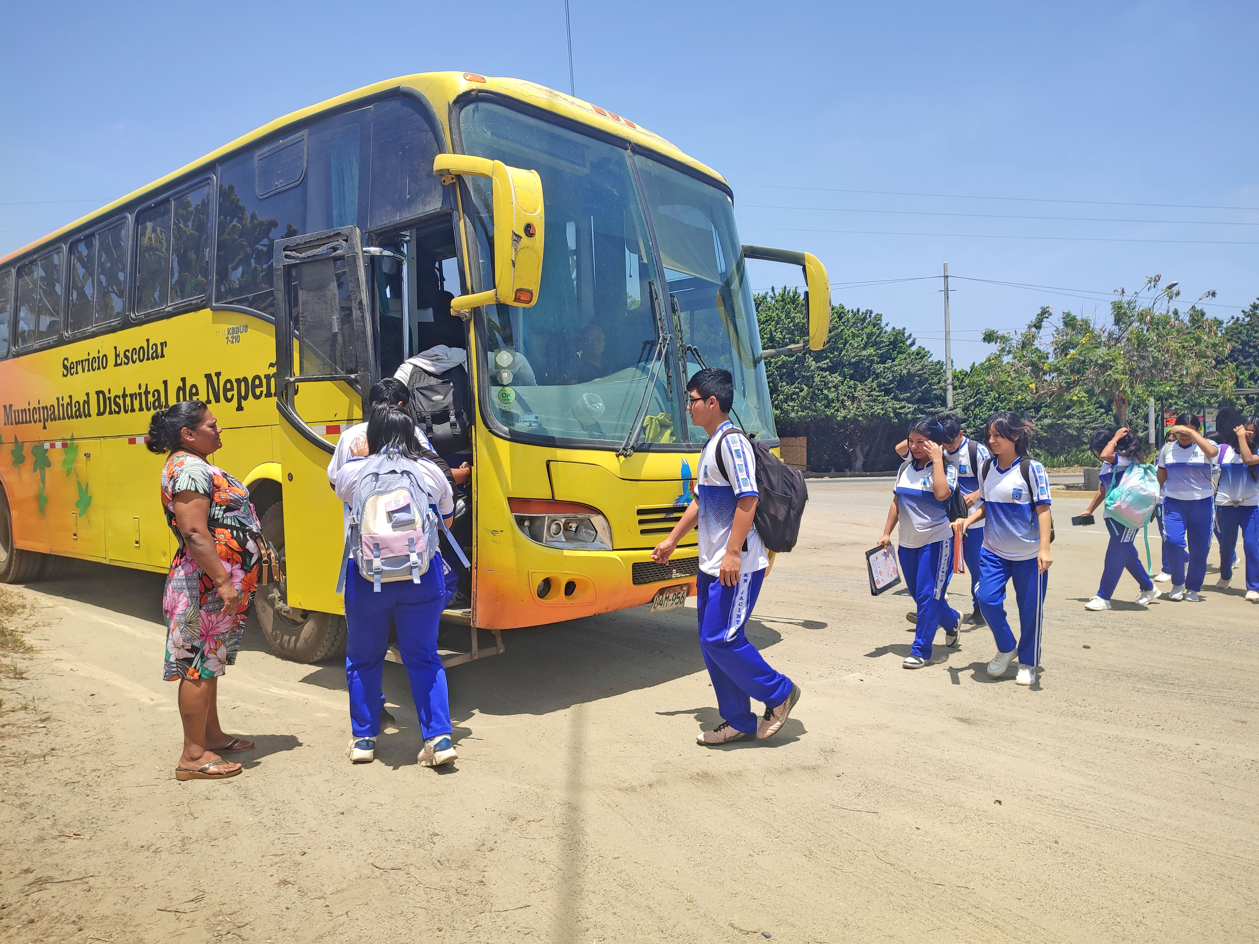 Estudiantes subiendo al bus escolar municipal