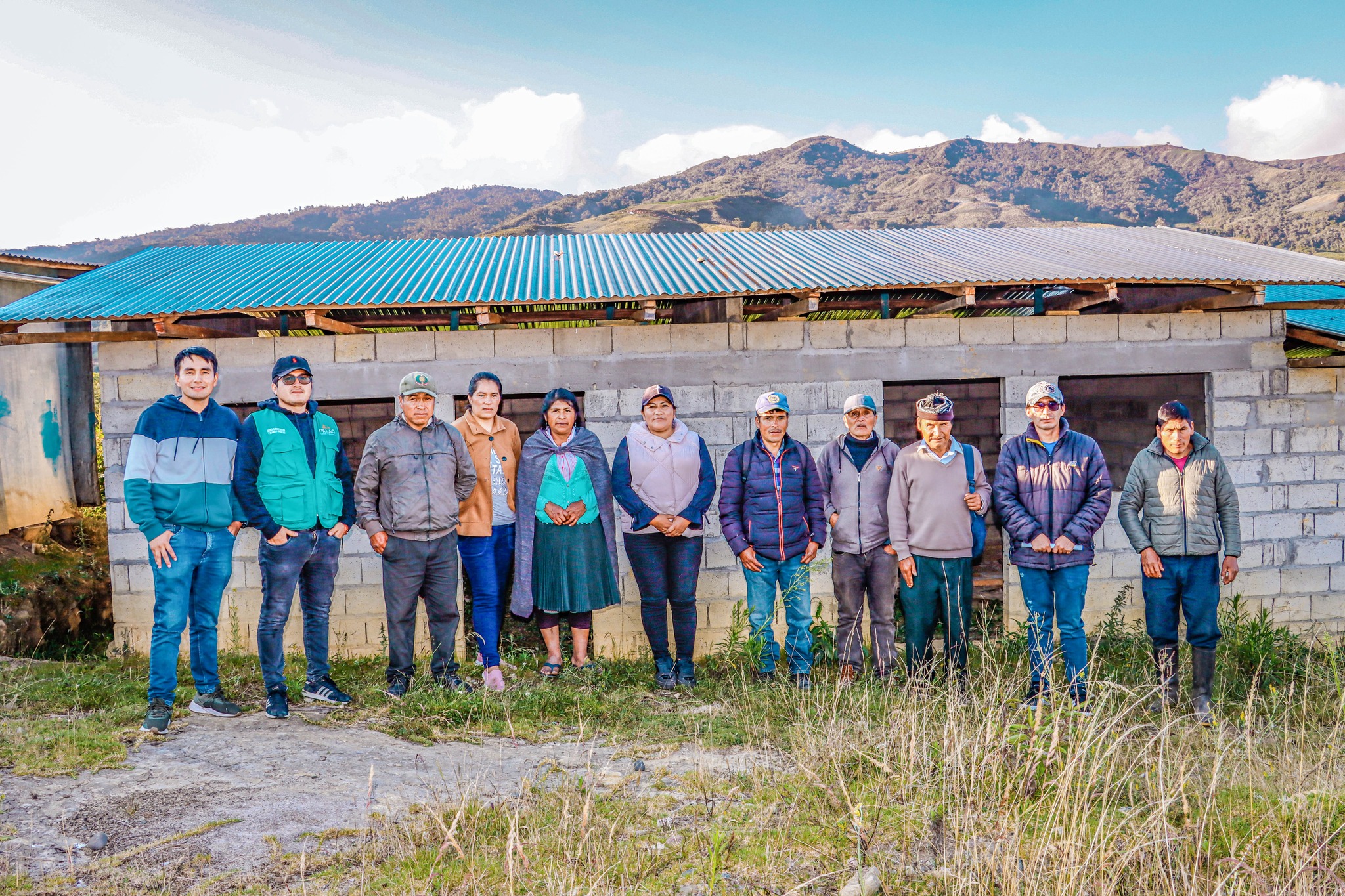 En una reunión sostenida entre alcaldesa Delia Verde Ponce y autoridades del centro poblado de San Pedro de Pillao se tomó importantes acuerdos respecto a la ampliación del servicio del agua potable, el mejoramiento del puesto de salud y la construcción de la plaza de dicha localidad.