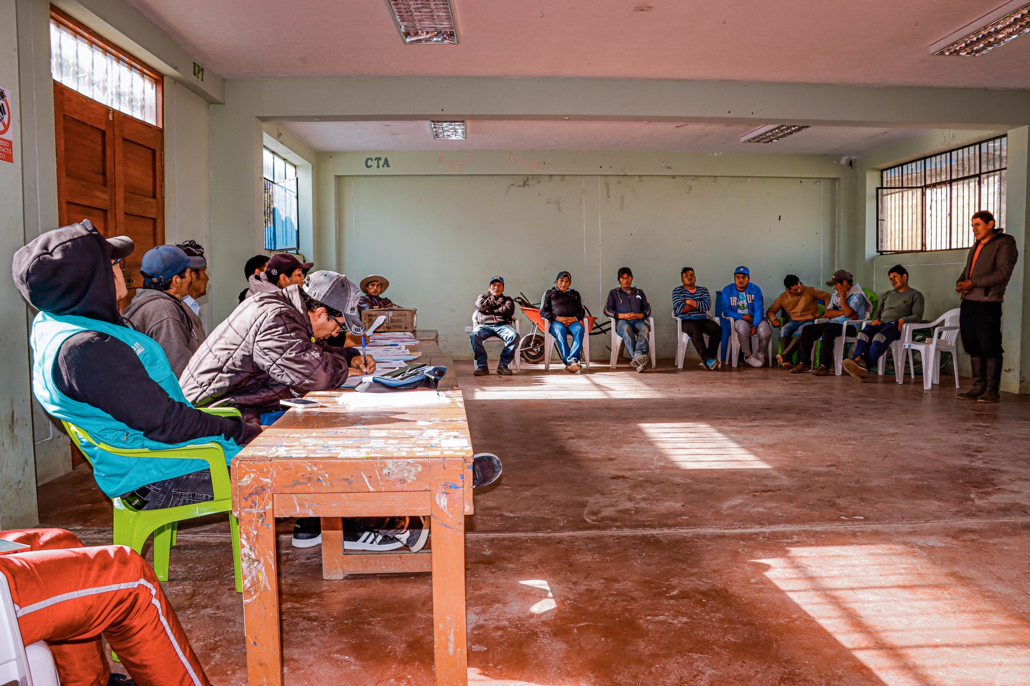 En una reunión sostenida entre alcaldesa Delia Verde Ponce y autoridades del centro poblado de San Pedro de Pillao se tomó importantes acuerdos respecto a la ampliación del servicio del agua potable, el mejoramiento del puesto de salud y la construcción de la plaza de dicha localidad.