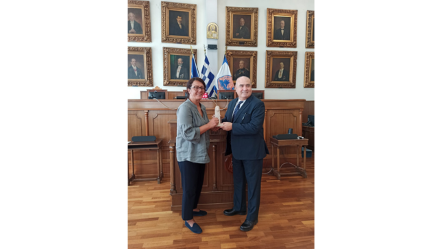 Embajador del Perú en Grecia sostuvo audiencia con Vicealcaldesa del Puerto de El Pireo para coordinar visita del BAP Unión