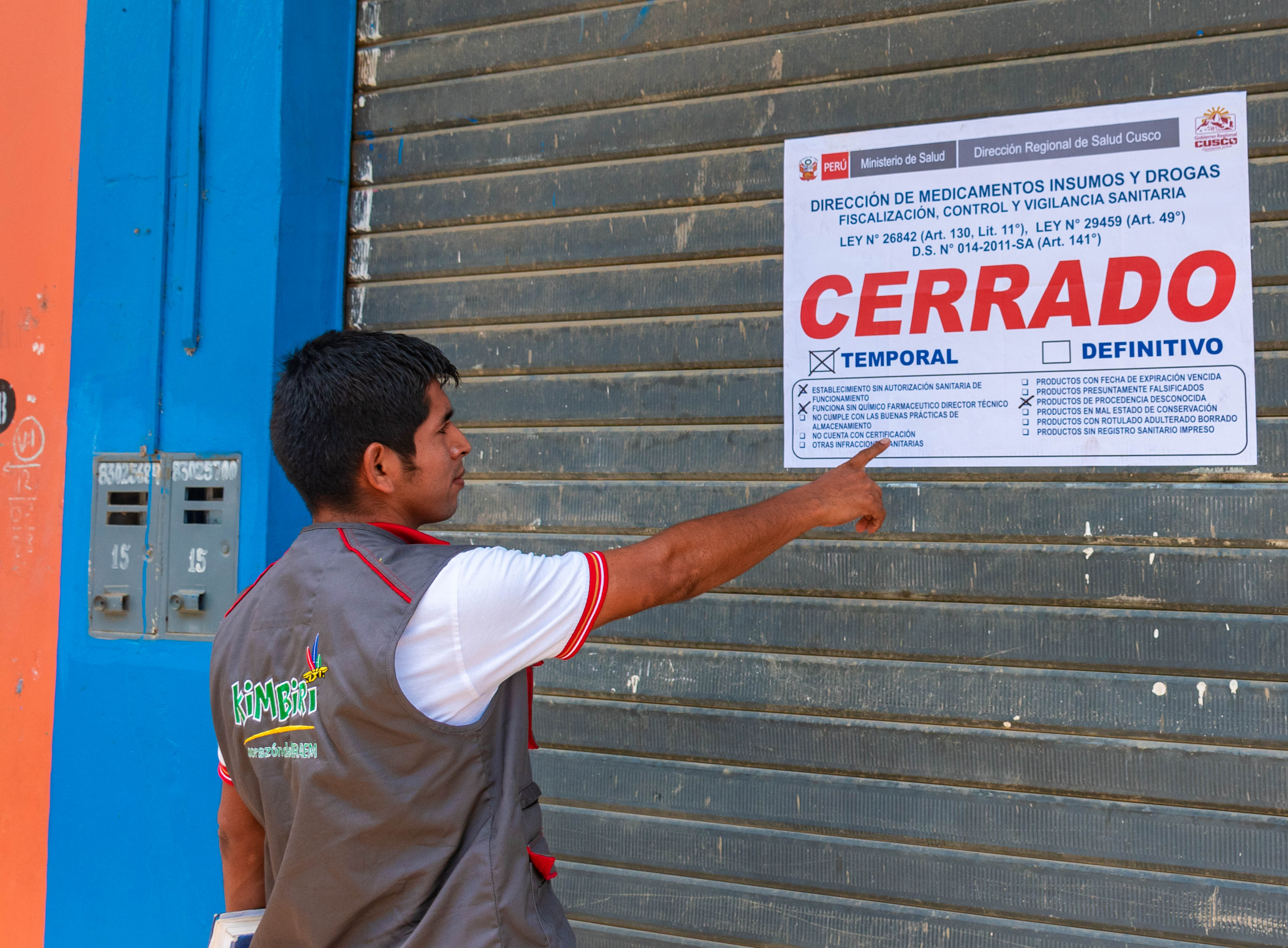 Operativo inopinado de clausura de boticas y farmacias por expender medicamentos en mal estado