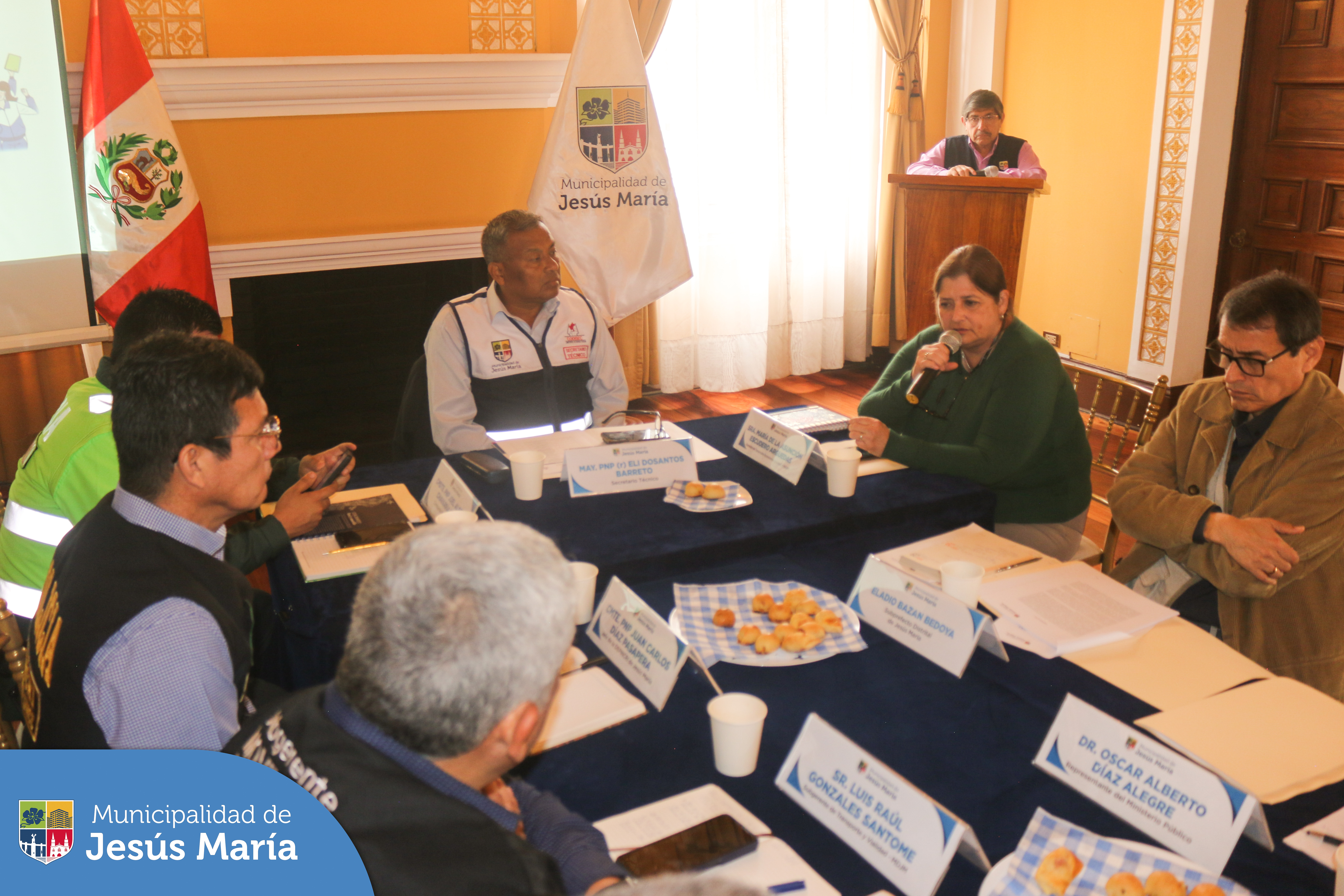 ✔️ Se realizó una nueva sesión del Comité Distrital de Seguridad Ciudadana de Jesús María, aquí nuestras autoridades distritales 🤝 contribuyen con sus conocimientos y experiencia a fortalecer la seguridad ciudadana del distrito.
Conoce más acerca de sus funciones ingresando a ➡️ https://bit.ly/3p9EMVK.