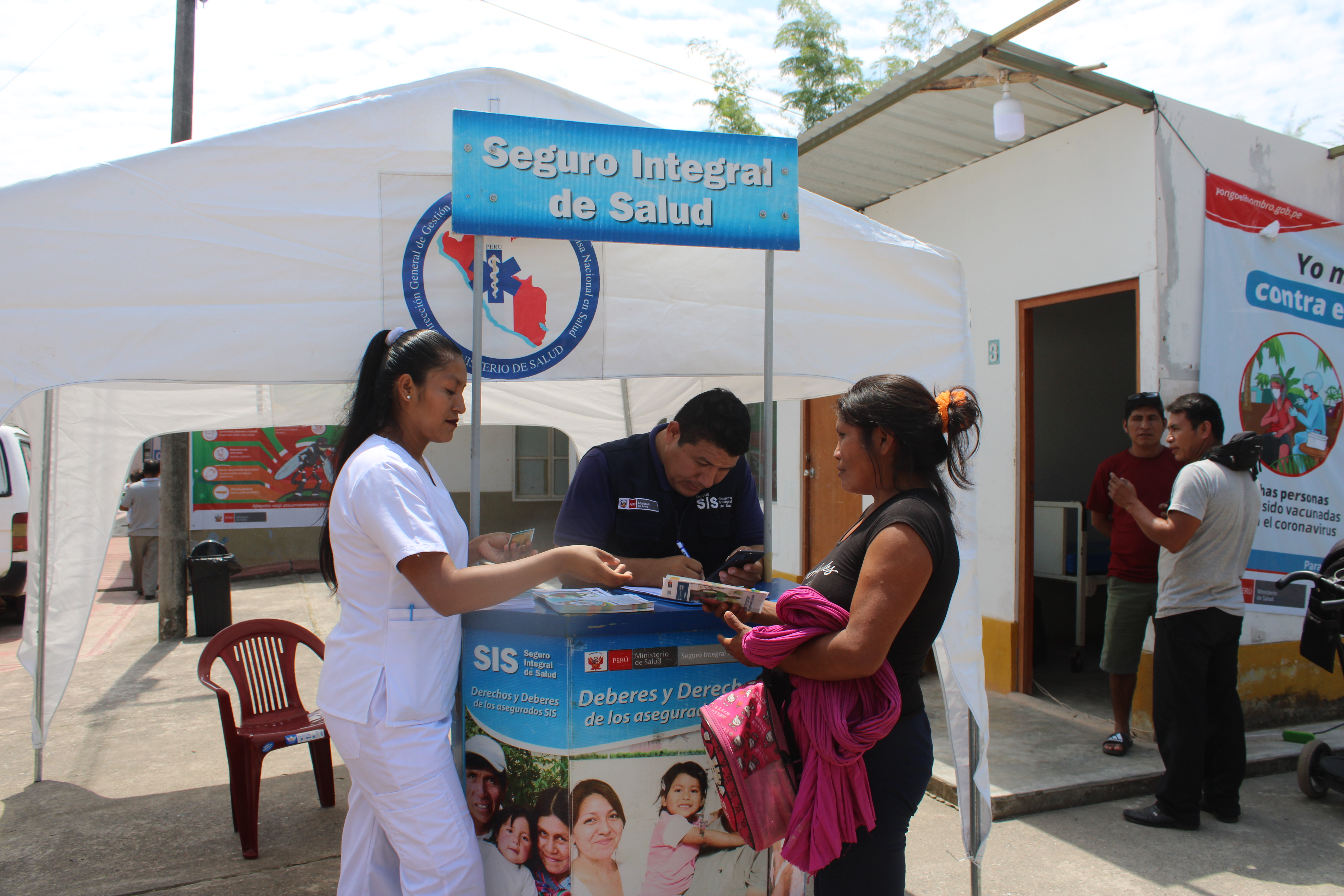 Por encargo de nuestro Gobernador Regional Amazonas Gilmer Horna Corrales y Director Regional de Salud, Dr. Pedro Cruzado Puente, a través de la Red de Salud Bagua que dirige el Dr. Saúl David Milian Correa y Equipo técnico, realizaron campaña médica en la Localidad de Chiriaco, con el propósito de fortalecer los servicios de salud, que se ofrece en bienestar de la población. 
En este sentido, se prestaron los servicios gratuitos de:
• Medicina general
• Cirugía
• Traumatología
• Geriatría 
• Ginecología
• Pediatría
• Odontología
• Psicología
• Obstetricia
• Banco de Sangre
Desde este espacio hacemos llegar un agradecimiento especial al Director del Hospital Gustavo Lanatta Lujan Bagua: Dr. Yesper Saravia Diaz, Directora del Centro de Salud de Chiriaco, Obsta. Isabel Cabanillas Hernández y a todo el Equipo médico, enfermeros y técnicos, que acompañaron en las diversas acciones ejecutadas. 
La actividad se desarrolló el día de hoy 17 de septiembre a partir de las 8:00 am. 
Recuerda: 𝗟𝗔 𝗔𝗧𝗘𝗡𝗖𝗜𝗢́𝗡 𝗔 𝗧𝗜𝗘𝗠𝗣𝗢 𝗣𝗨𝗘𝗗𝗘 𝗦𝗔𝗟𝗩𝗔𝗥 𝗧𝗨 𝗩𝗜𝗗𝗔
#NuestroDeberEsServir
