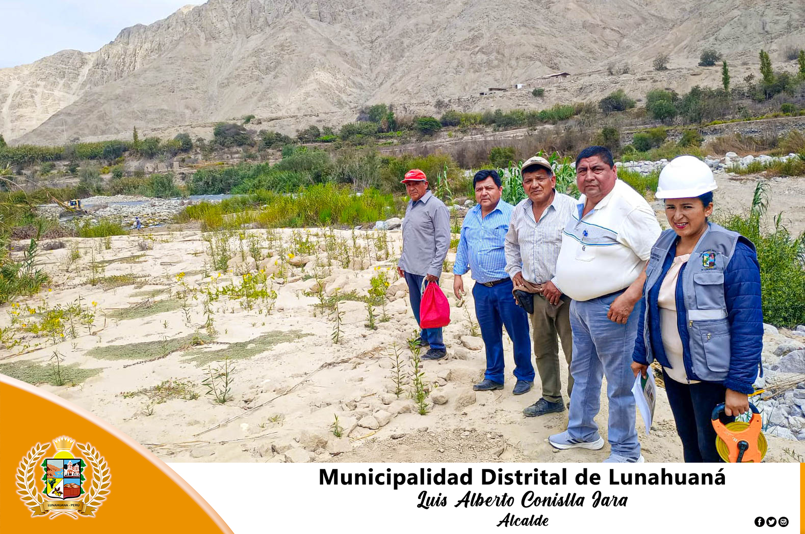 El burgomaestre del distrito de Lunahuaná, realizo la visita al anexo de San Jerónimo donde se encuentran efectuando trabajos con maquinaria pesada en el baden del mencionado anexo.
Por tanto, el Alcalde Sr. Luis Alberto Consilla Jara, se comprometió en brindar el apoyo con 200 galones de combustible, para que pueda continuar los trabajos de mejoramiento de la acequia Paullo – Socsi, que se encuentra en peligro por el desastre que ocasiono el huaico y el desborde del rio.