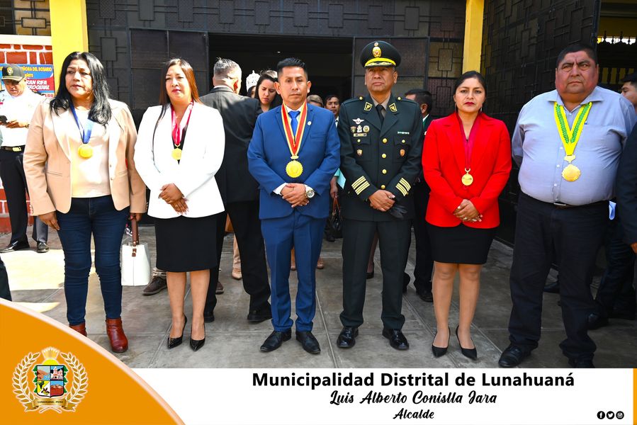 Los actos protocolares se desarrollaron el día 17 de setiembre del 2023, en horas de la mañana, con una Santa Misa en la Iglesia “Nuestra Señora del Rosario”, donde nuestro Burgomaestre Distrital Sr. Luis Alberto Conislla Jara, acompaño a su homologo Ing. Regis Pomalaya Godoy.
Posteriormente, se rindió el homenaje a nuestros símbolos Patrios. Asimismo, el Alcalde de la Capital Turística y Cultural felicito los 79° Aniversario del distrito de Quilmaná.