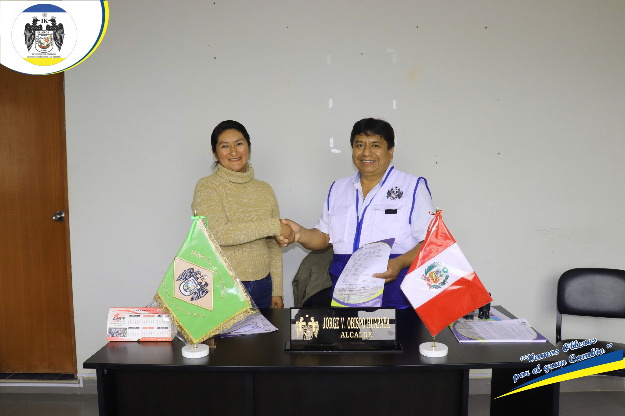 Alcalde Jorge Obispo Firma Convenio con Presidenta de la Comunidad Campesina de Cucuya en Bienestar de La Población.