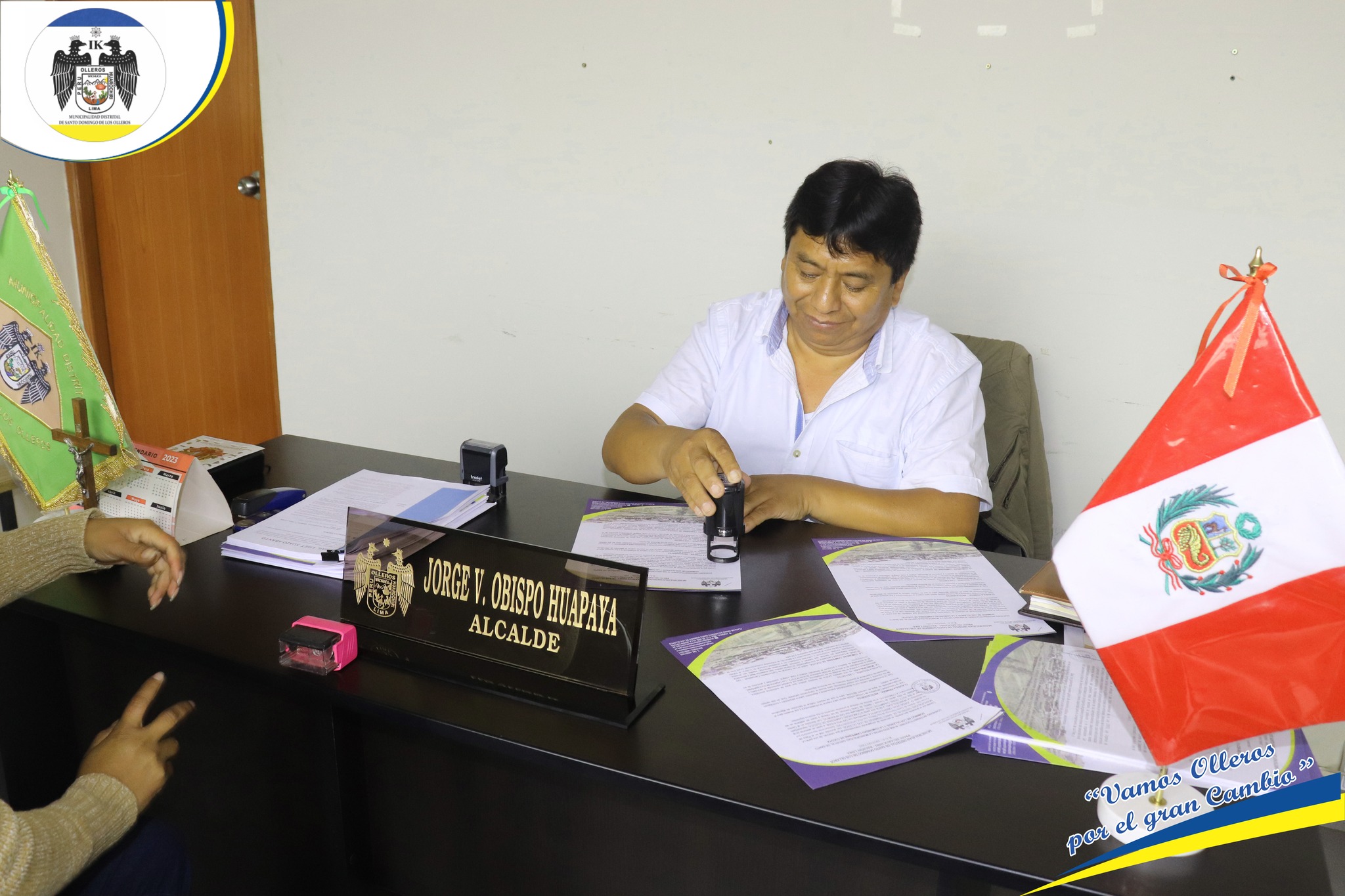 Alcalde Jorge Obispo Firma Convenio con Presidenta de la Comunidad Campesina de Cucuya en Bienestar de La Población.