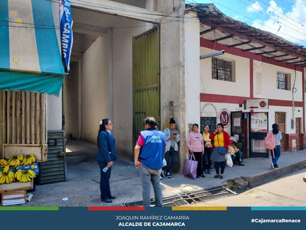 La actual gestión municipal liderada por el alcalde provincial, Joaquín Ramírez continúa con la labor de recoger y solucionar la problemática sobre seguridad vial que atraviesan los diferentes sectores de Cajamarca.
🤝En esta ocasión, la gerente de Transporte y Seguridad Vial, Edith Chuco Gutiérrez visitó in situ con el presidente vecinal del sector 2 San José, Segundo Silva Ucañán, las diferentes calles con el fin de conocer la problemática que atraviesa su sector.
👉En la inspección se determinó que la comuna local prevalecerá el principio de autoridad haciendo respetar las zonas rígidas y prohibidas, ya que muchos conductores de vehículos particulares y que brindan servicio público no están cumpliendo con estas restricciones impidiendo así el libre tránsito vehicular, así como poniendo en peligro la seguridad de los peatones y propietarios de las viviendas.
🧐Asimismo, la funcionaria edil en su recorrido por las diferentes vías recogió los diferentes pedidos de los vecinos como es la eliminación de paraderos informales de transporte público, cambios de sentidos de las vías previo estudio técnico, entre otras. Además, se reunió con efectivos policiales encargados de la Comisaría San José para dar solución al problema del tránsito vehicular, así como de aquellos vehículos que son intervenidos y se encuentran estacionados en la zona.
✅Segundo Silva Ucañán, presidente del sector 2 San José, agradeció al gerente municipal y al alcalde de Cajamarca, Joaquín Ramírez por atender las necesidades que atraviesan los diferentes sectores de nuestra ciudad, comprometiéndose a trabajar de la mano con l