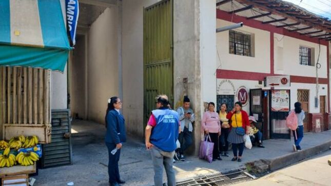 La actual gestión municipal liderada por el alcalde provincial, Joaquín Ramírez continúa con la labor de recoger y solucionar la problemática sobre seguridad vial que atraviesan los diferentes sectores de Cajamarca.
🤝En esta ocasión, la gerente de Transporte y Seguridad Vial, Edith Chuco Gutiérrez visitó in situ con el presidente vecinal del sector 2 San José, Segundo Silva Ucañán, las diferentes calles con el fin de conocer la problemática que atraviesa su sector.
👉En la inspección se determinó que la comuna local prevalecerá el principio de autoridad haciendo respetar las zonas rígidas y prohibidas, ya que muchos conductores de vehículos particulares y que brindan servicio público no están cumpliendo con estas restricciones impidiendo así el libre tránsito vehicular, así como poniendo en peligro la seguridad de los peatones y propietarios de las viviendas.
🧐Asimismo, la funcionaria edil en su recorrido por las diferentes vías recogió los diferentes pedidos de los vecinos como es la eliminación de paraderos informales de transporte público, cambios de sentidos de las vías previo estudio técnico, entre otras. Además, se reunió con efectivos policiales encargados de la Comisaría San José para dar solución  al problema del tránsito vehicular, así como de aquellos vehículos que son intervenidos y se encuentran estacionados en la zona. 
✅Segundo Silva Ucañán, presidente del sector 2 San José, agradeció al gerente municipal y al alcalde de Cajamarca, Joaquín Ramírez por atender las necesidades que atraviesan  los diferentes sectores de nuestra ciudad, comprometiéndose a trabajar de la mano con l