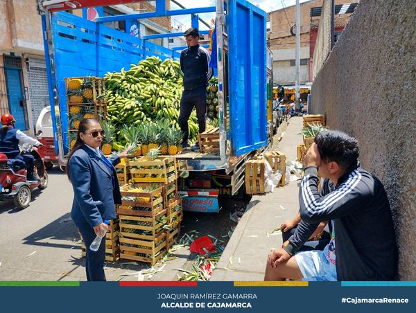Con el propósito de imponer el principio de autoridad y hacer cumplir las normas, la gerencia de Transporte y Seguridad Vial de la Municipalidad de Cajamarca exhortó a conductores de vehículos pesados ubicados en diferentes arterias de la ciudad que realicen carga y descarga de mercancías en zonas autorizadas por la comuna local.
🗣Así afirmó, la gerente de Transporte y Seguridad Vial, Edith Chuco Gutiérrez quien precisó que estas acciones se realizarán para dar cumplimiento a la Ordenanza Municipal N° 829- CMPC, que regula y restringe estas actividades en algunas zonas de nuestra ciudad.
🚨En ese sentido, la funcionaria edil manifestó que el personal de transporte en su labor de fiscalización procederá en los próximos días a notificar a los conductores de los vehículos para que cumplan con esta medida.
✍️Finalmente, Chuco Gutiérrez señaló que existen zonas autorizadas para esta actividad con horarios determinados de 10:00 pm. a 5:00 am. y con una duración máxima de 30 minutos donde los conductores de vehículos pesados pueden hacer la carga y descarga de sus productos.