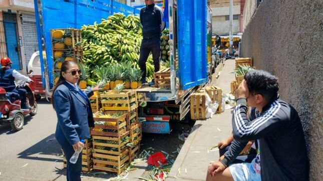 Con el propósito de imponer el principio de autoridad y hacer cumplir las normas, la gerencia de Transporte y Seguridad Vial de la Municipalidad de Cajamarca exhortó a conductores de vehículos pesados ubicados en diferentes arterias de la ciudad que realicen carga y descarga de mercancías en zonas autorizadas por la comuna local.
🗣Así afirmó, la gerente de Transporte y Seguridad Vial, Edith Chuco Gutiérrez quien precisó que estas acciones se realizarán para dar cumplimiento a la Ordenanza Municipal N° 829- CMPC, que regula y restringe estas actividades en algunas zonas de nuestra ciudad.
🚨En ese sentido, la funcionaria edil manifestó que el personal de transporte en su labor de fiscalización procederá en los próximos días a notificar a los conductores de los vehículos para que cumplan con esta medida.
✍️Finalmente, Chuco Gutiérrez señaló que existen zonas autorizadas para esta actividad con horarios determinados de 10:00 pm. a 5:00 am. y con una duración máxima de 30 minutos donde los conductores de vehículos pesados pueden hacer la carga y descarga de sus productos.