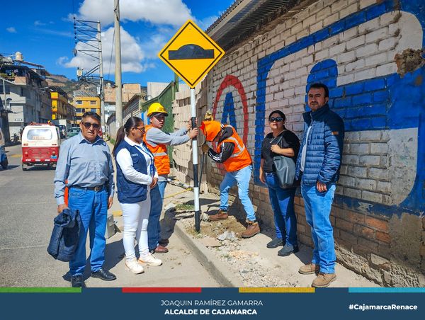 A través de la gerencia de Transporte y Seguridad Vial y en coordinación con la Comisión de Transportes del Consejo Provincial de Cajamarca, continuamos trabajando para brindar una mayor seguridad a los conductores y peatones en nuestra ciudad. Esta vez, las labores de instalación de postes de señalización de gibas se realizaron en los jirones Ibáñez Rosazza y Luis Rebaza Neyra.
🗣Julia Guerrero Suarez, presidenta de la Comisión de Transporte del Consejo Provincial, precisó que la actual gestión edil tiene como una de sus prioridades atender las necesidades de los ciudadanos especialmente en temas de seguridad vial con el fin reducir los índices accidentes de tránsito.
🤝Por su parte, la gerente de Transporte y Seguridad Vial, Edith Chuco Gutiérrez, manifestó que se viene señalizando en diferentes puntos de la ciudad dando prioridad zonas de alto tránsito vehicular y peatonal.
✅Cabe destacar, que en esta actividad también participaron los regidores Jorge Luis Rojas y Segundo Castañeda Díaz, integrantes de la Comisión de Transporte del Consejo Provincial de Cajamarca.